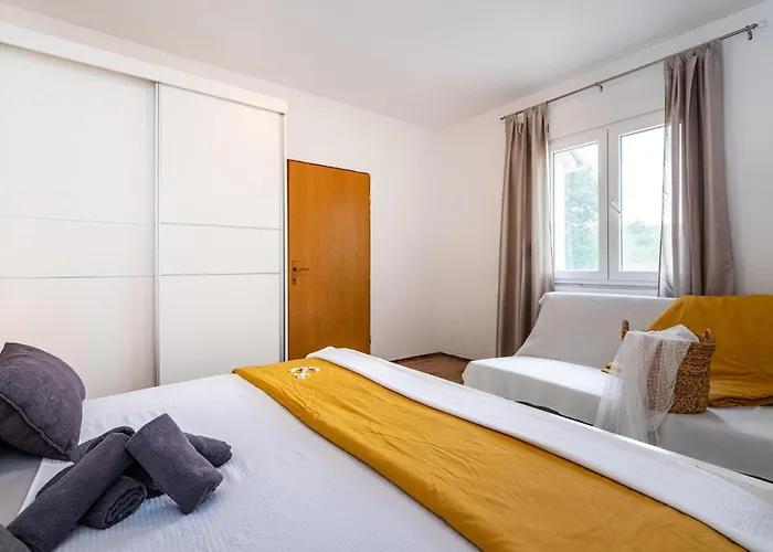 1 Bedroom Amazing In Prázdninový dům Zelengrad